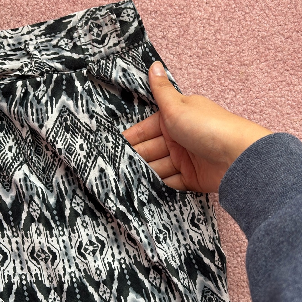 Black and White Flowy Pants Size Large - Picture 7 of 8
